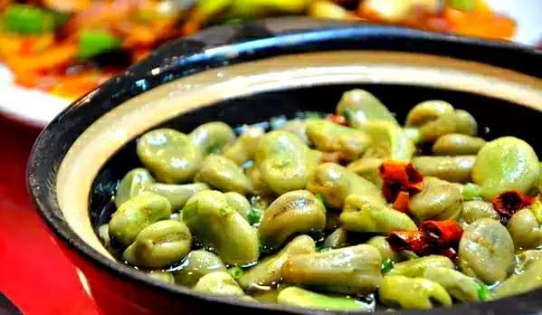 冻蚕豆怎么做好吃又简单窍门（饭店油焖蚕豆的做法）-4