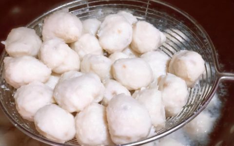 鱼丸子怎么做好吃又简单（在家做鱼丸最简单的办法）