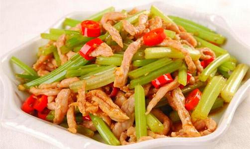 芹菜炒肉的做法需要焯水吗 西芹直接炒还是焯水炒好-1