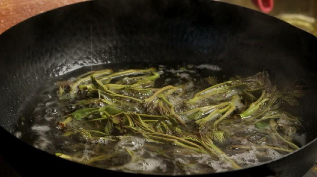 香椿芽的吃法大全（香椿炒鸡蛋怎么炒）-5