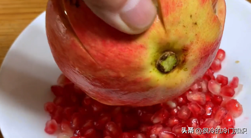 石榴怎么剥皮小妙招不用刀_石榴包的皮都用什么可以？-6