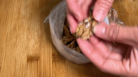 琥珀核桃仁怎么做才酥脆好吃（琥珀核桃家常做法）-4