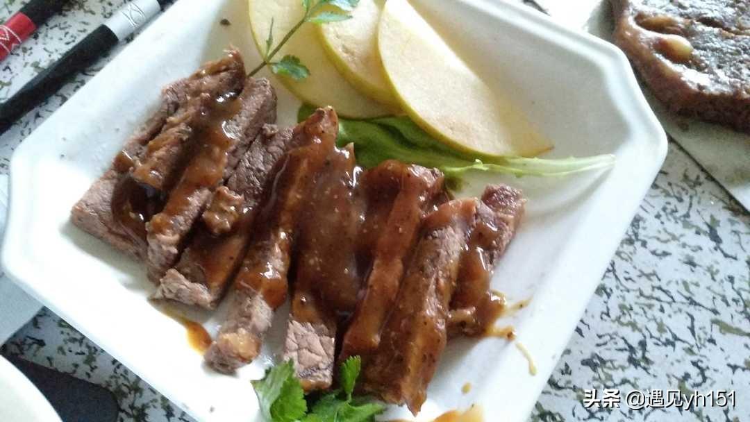 饼铛煎牛排的家常做法（在家里怎么做煎牛排）-1