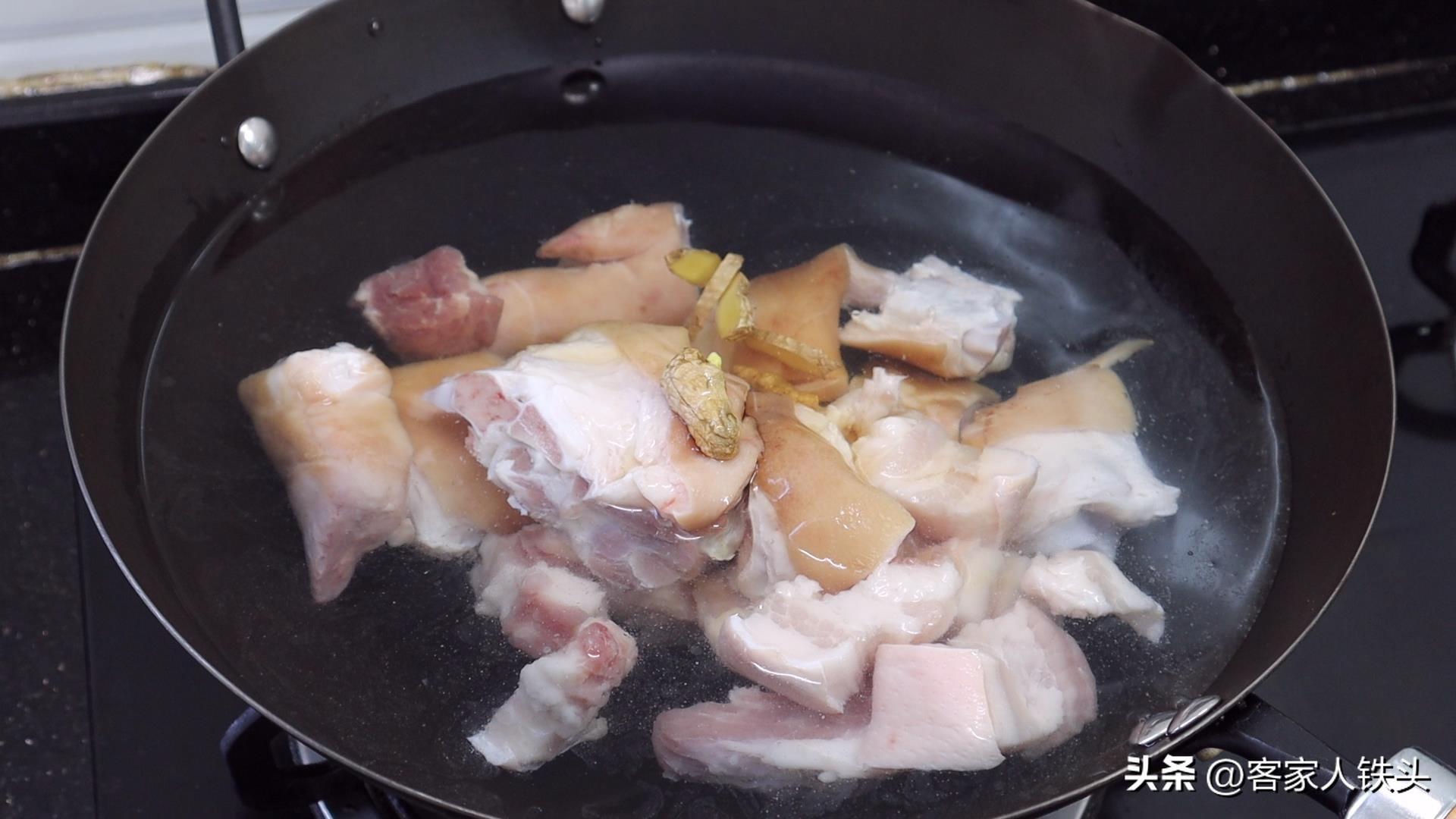 猪脚莲藕汤怎么炖好喝（猪脚炖莲藕汤的做法）-4