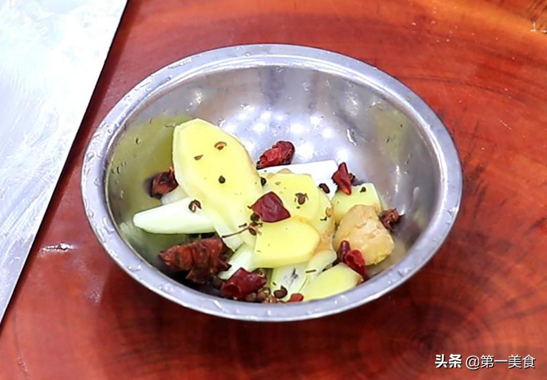 家常红烧狮子头的做法_红烧狮子头不油炸做法-3
