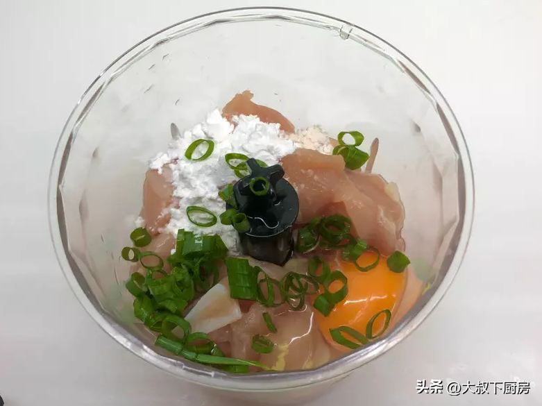 鸡胸肉怎么做丸子好吃（家庭自制鸡肉丸的做法）-2