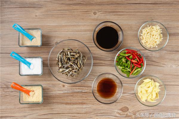 鱼干怎么烧好吃家常做法（辣椒小鱼干怎么炒好吃）-2