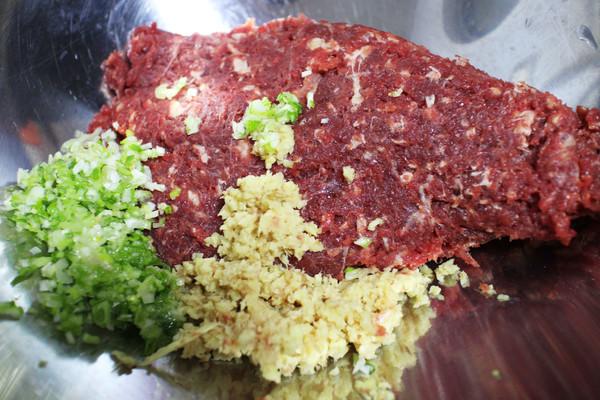 牛肉饺子馅怎么做好吃（牛肉馅儿怎么调）-4