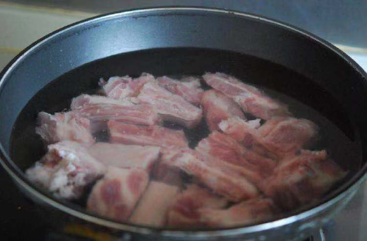 莲藕排骨汤怎么炖不发黑（正宗莲藕排骨汤的做法）-2