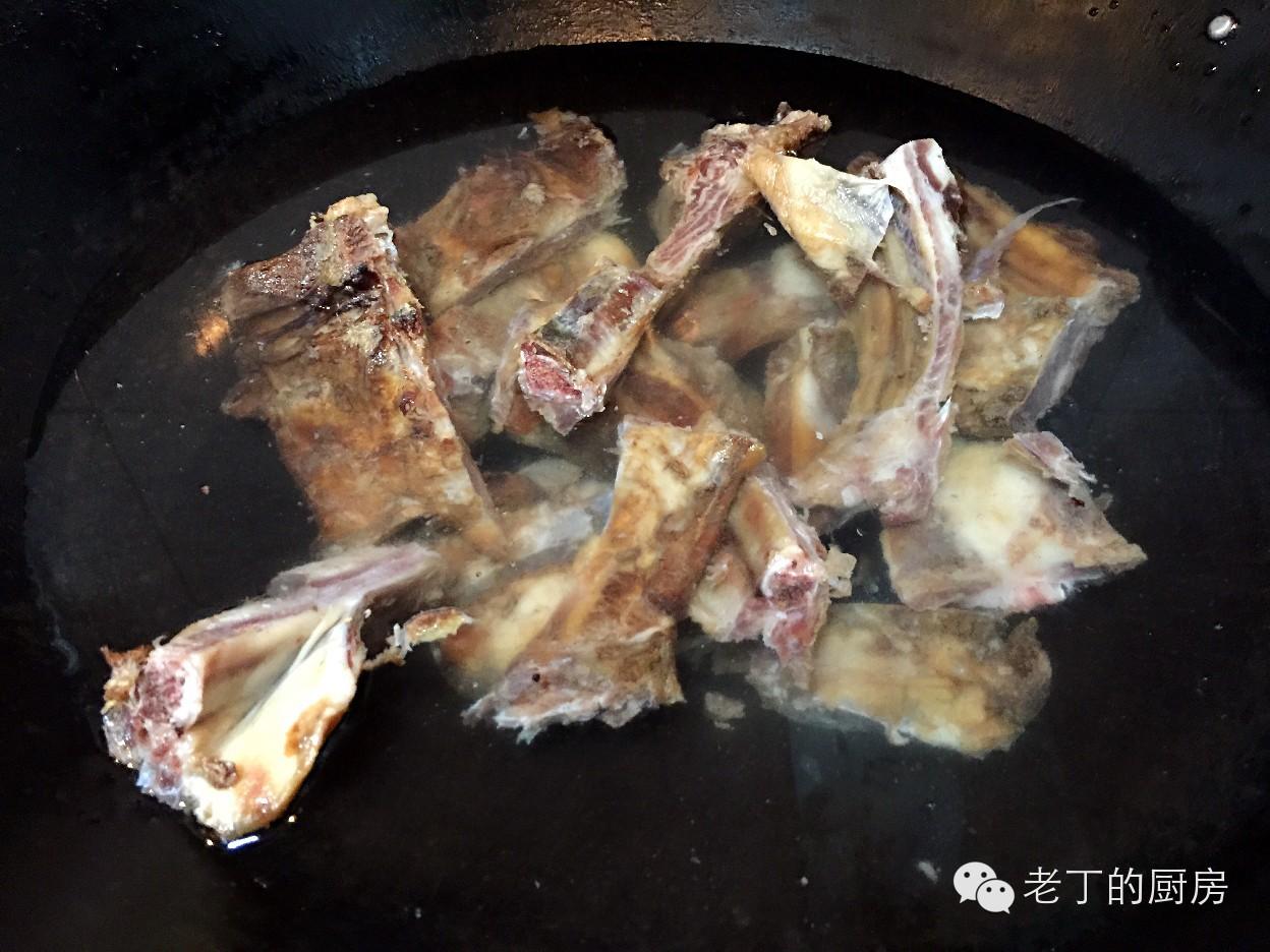 腊猪排骨汤怎么炖好吃，排骨煲汤如何做好吃-3