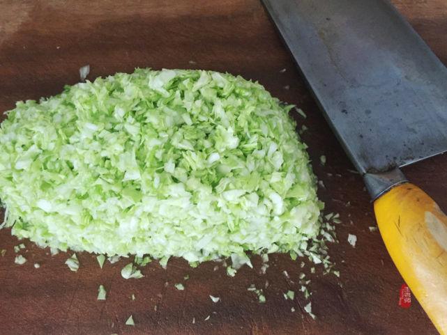 圆白菜饺子馅做法大全，圆白菜做馅焯水还是用盐撒-5
