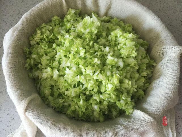 圆白菜饺子馅做法大全，圆白菜做馅焯水还是用盐撒-6