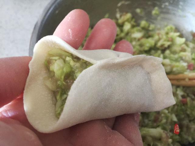 圆白菜饺子馅做法大全，圆白菜做馅焯水还是用盐撒-12