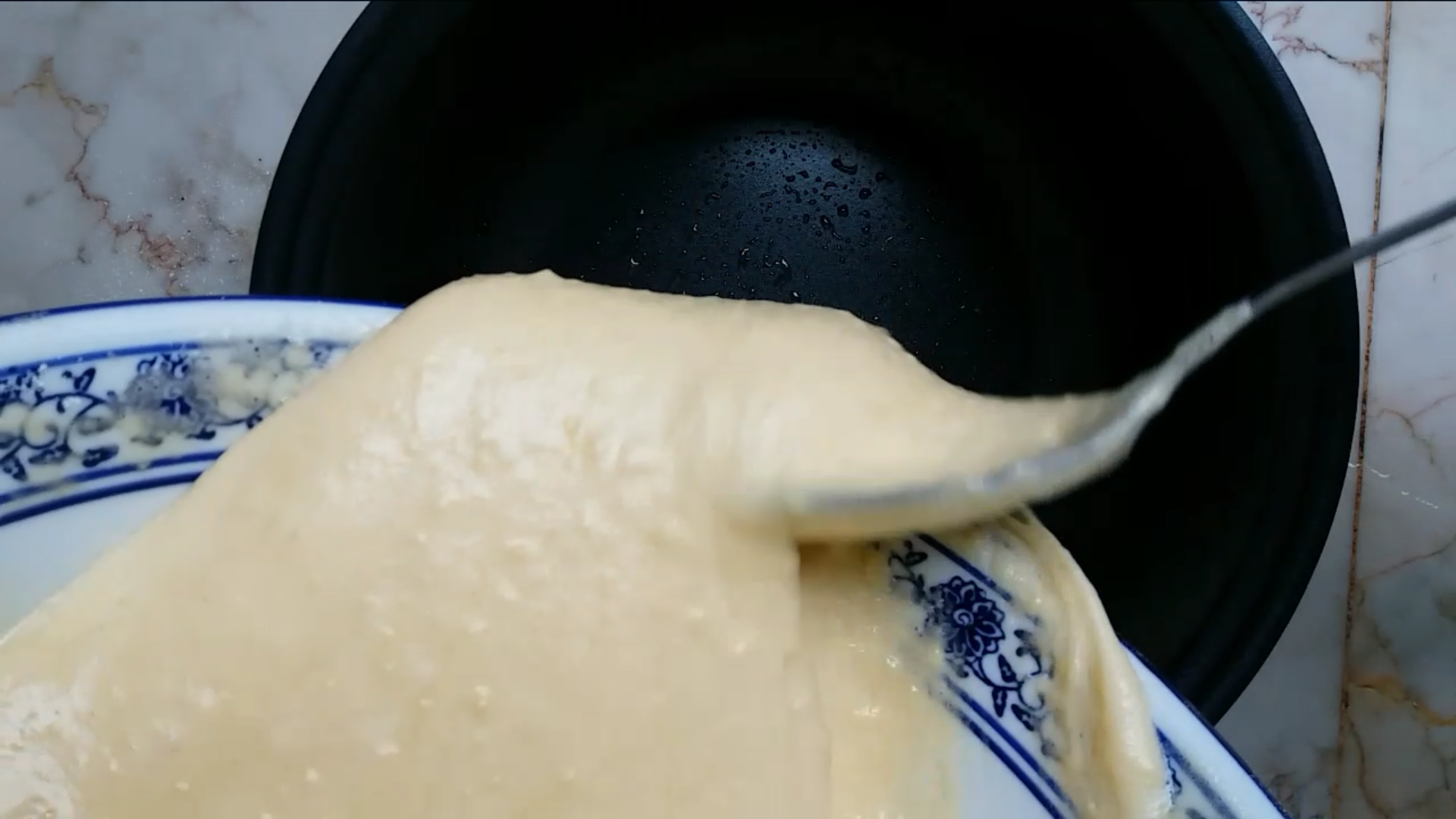 电饭煲做蛋糕怎么做好吃（电饭煲做蛋糕的教程）-6