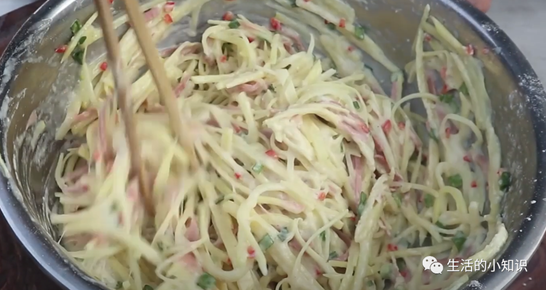 鸡蛋土豆饼的家常做法（土豆丝鸡蛋饼怎么做）-10
