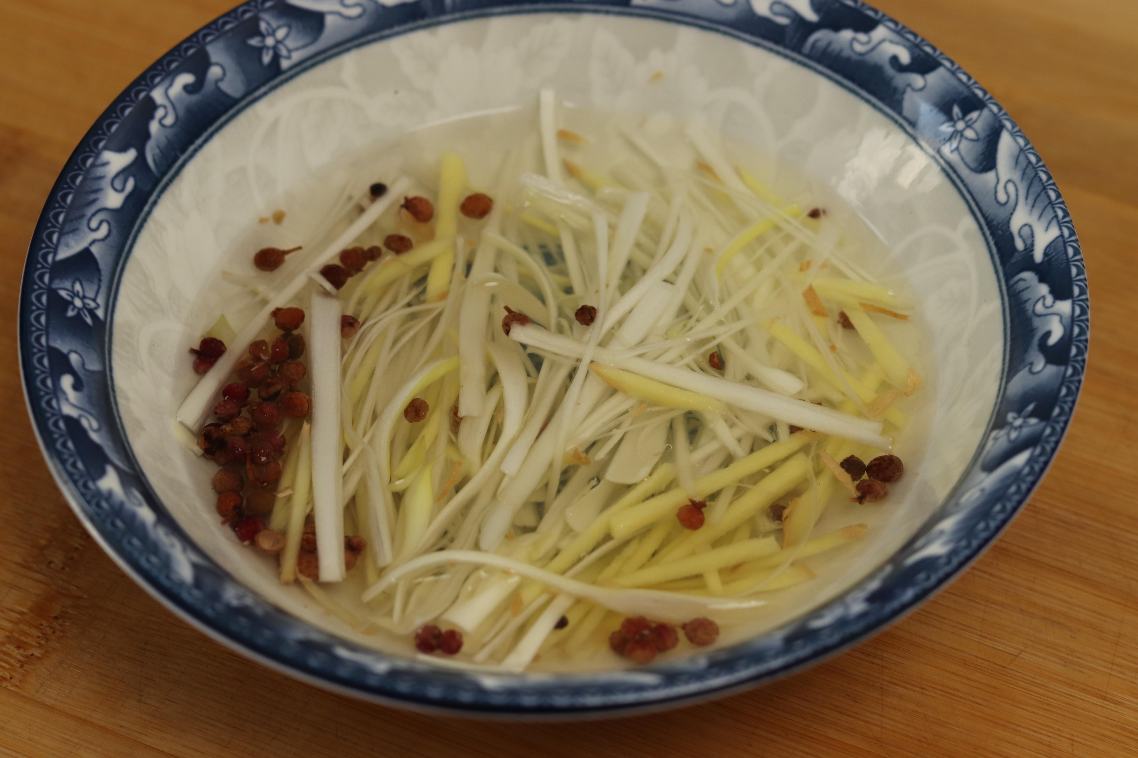 猪肉馅的饺子怎么调好吃（自己包饺子馅怎样调）-5