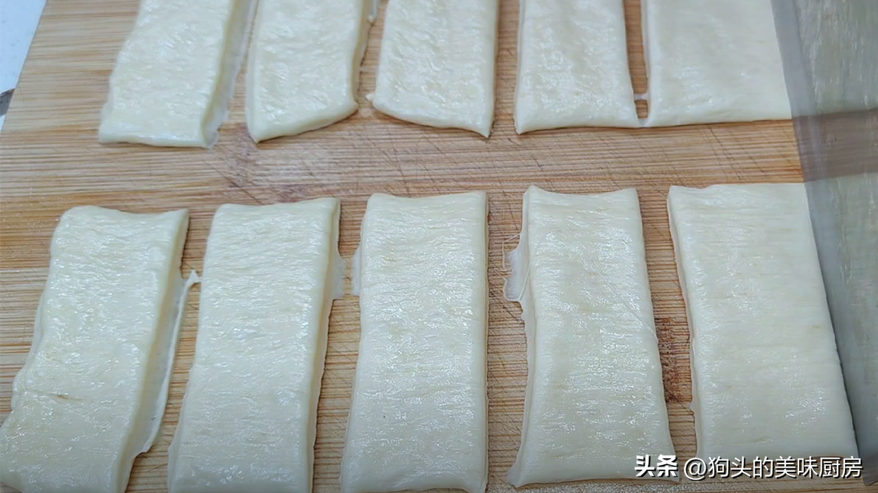 家庭做小油条简单方法教程_做小油条简单方法-10