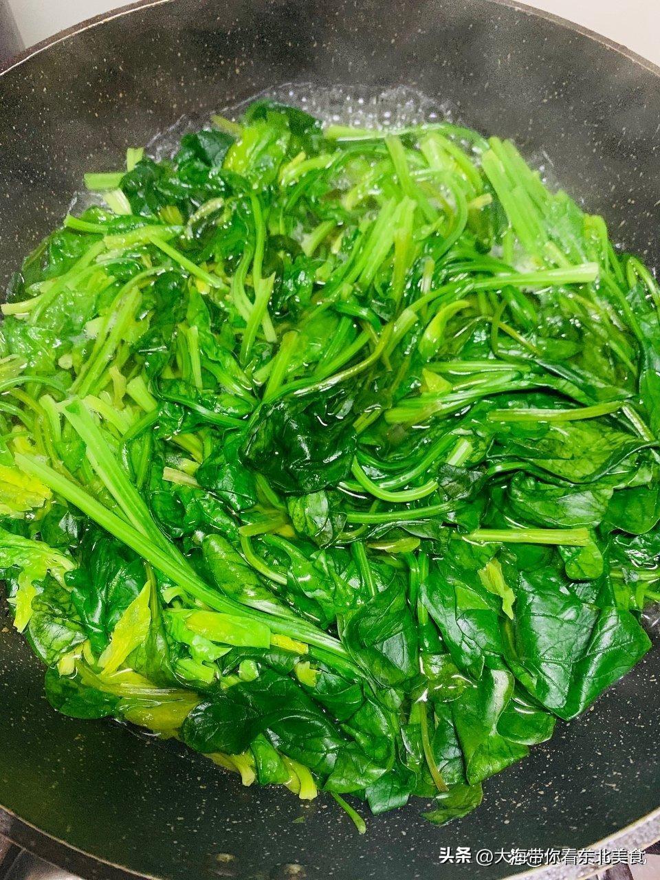 清炒菠菜怎么做好吃（焯菠菜的正确做法）-9