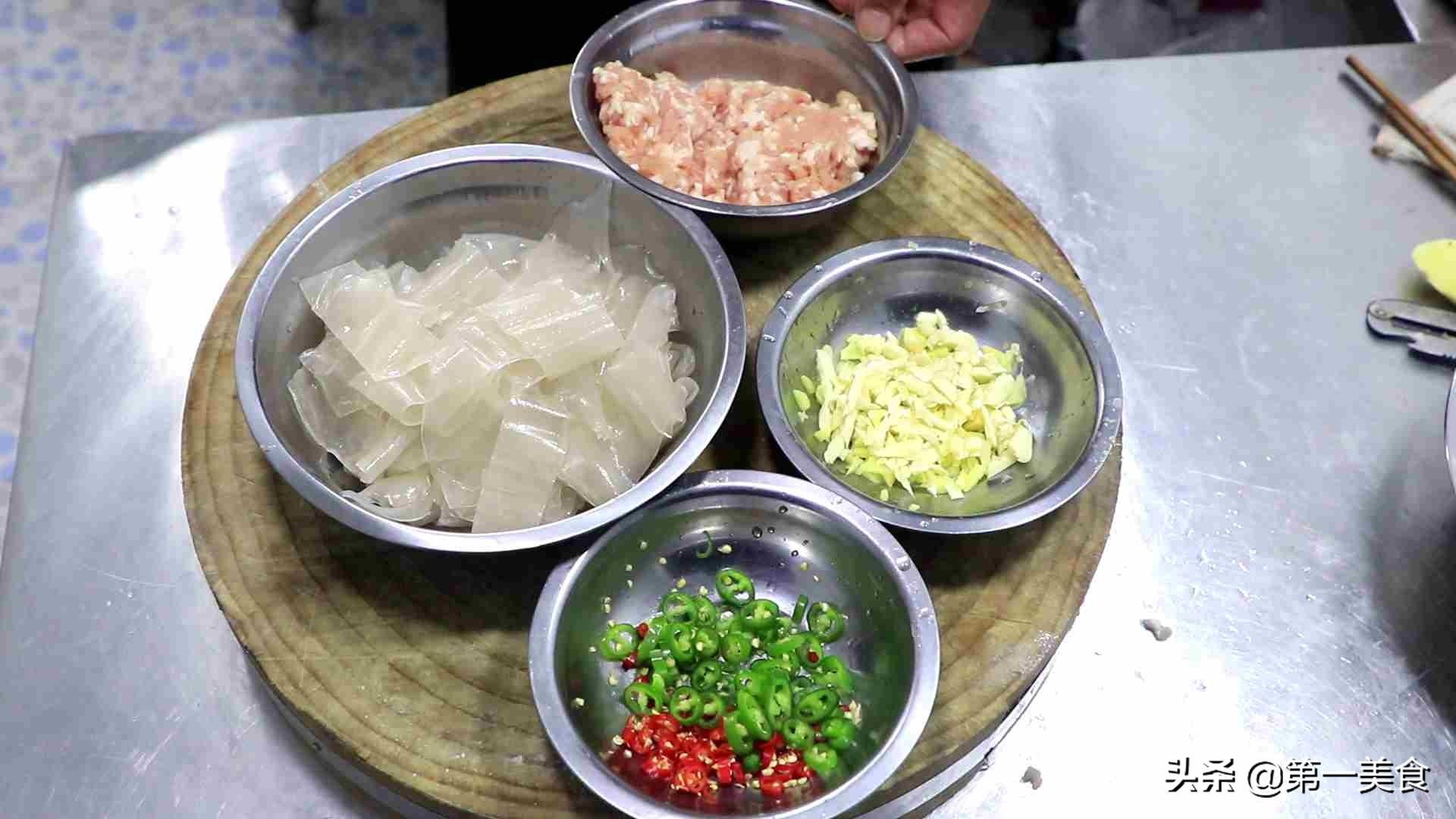 粉皮怎么炒不粘在一起（炒粉皮怎么让不粘不坨）-3