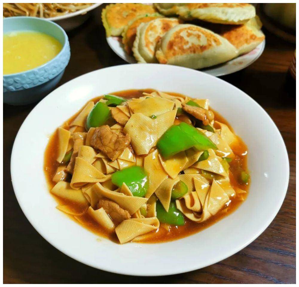 尖椒干豆腐炒肉的做法（尖椒干豆腐怎么做好吃）-2