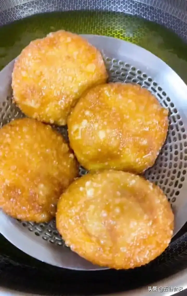 油炸糕怎么做又酥又脆（糯米炸糕怎样和面）-1