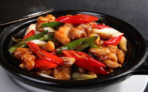 鸡公煲的做法家常做法（鸡公煲的做法及配料）