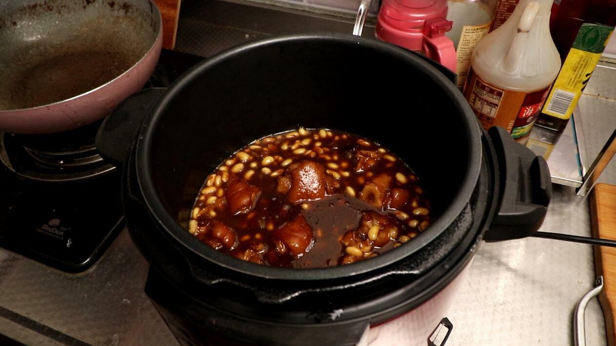 黄豆猪蹄汤黄豆泡多久（炖猪脚黄豆泡一个小时行吗）-6