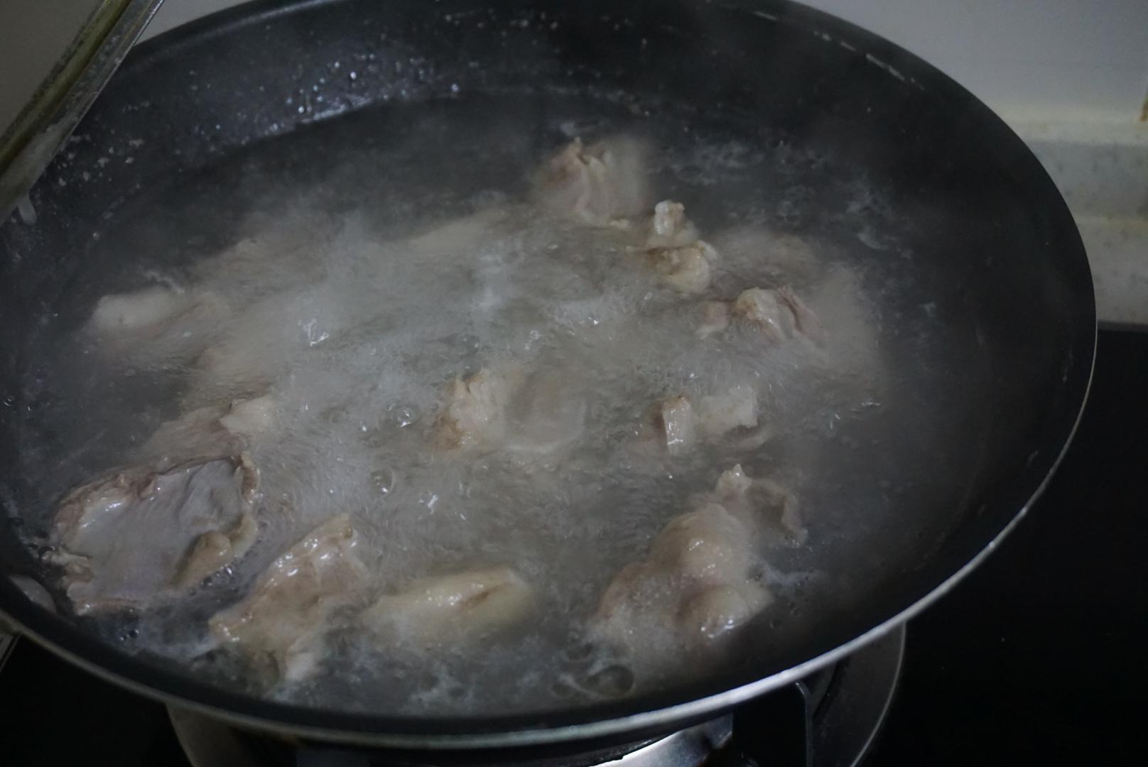 羊排怎么做不膻还好吃（怎样做羊排好吃又简单）-1
