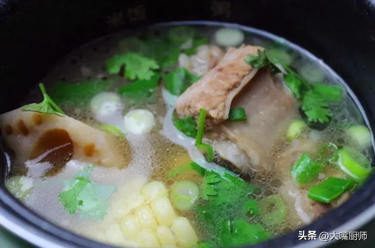 莲藕排骨汤怎么做莲藕不发黑（炖莲藕排骨汤的做法）-8