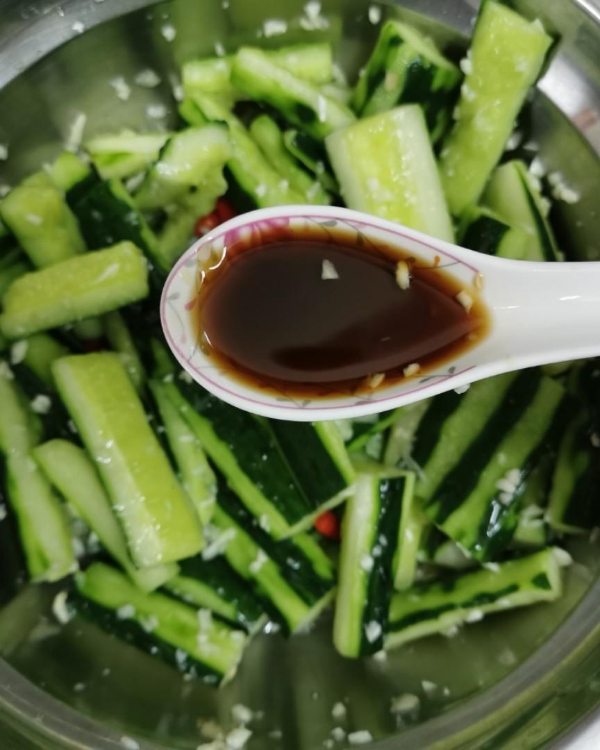 凉拌黄瓜怎么做又脆又好吃 凉拌黄瓜的切块方法-7