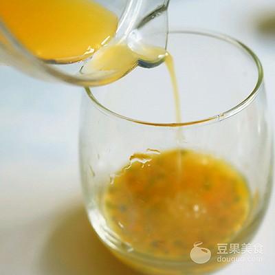 百香果鲜榨果汁的做法（百香果果汁怎么做好喝窍门）-6