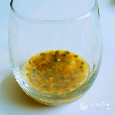 百香果鲜榨果汁的做法（百香果果汁怎么做好喝窍门）-3