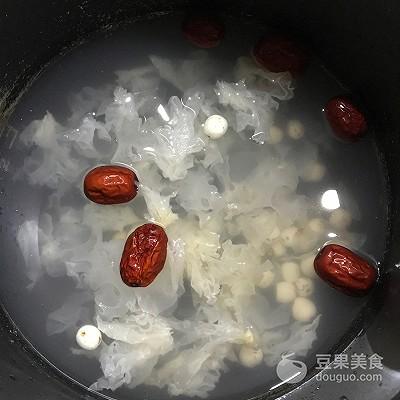百合银耳莲子汤的做法 银耳莲子百合汤怎么熬才好喝-3