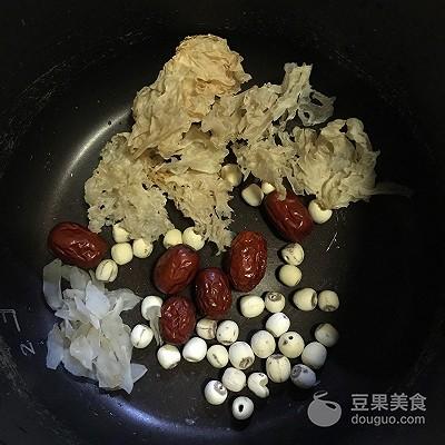 百合银耳莲子汤的做法 银耳莲子百合汤怎么熬才好喝-2