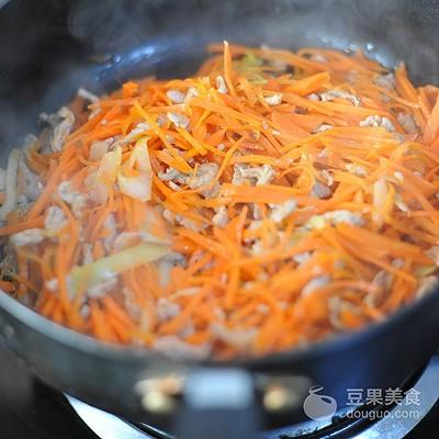 红萝卜炒肉丝的家常做法（红萝卜炒肉怎么炒才好吃）-7