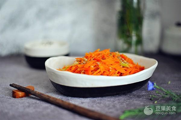 红萝卜炒肉丝的家常做法（红萝卜炒肉怎么炒才好吃）-1