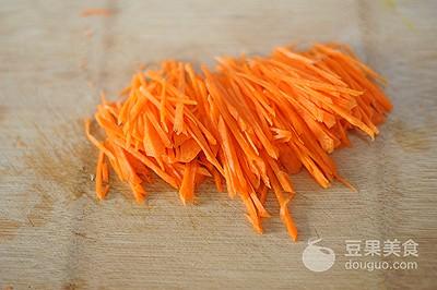 红萝卜炒肉丝的家常做法（红萝卜炒肉怎么炒才好吃）-2