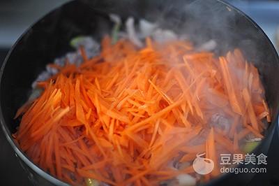 红萝卜炒肉丝的家常做法（红萝卜炒肉怎么炒才好吃）-6