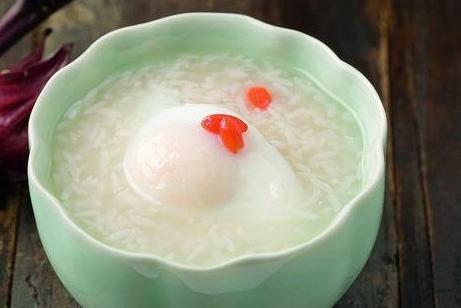 米酒煮鸡蛋月经期可以喝吗（女人每天早上吃酒酿蛋好吗）-1