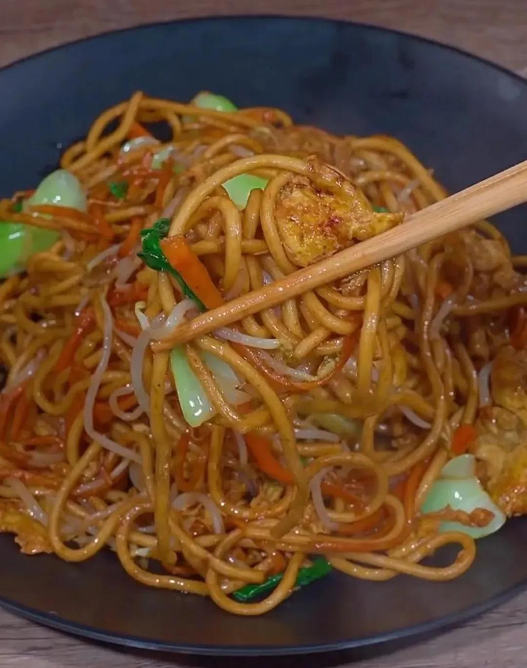 鸡蛋炒面怎么做_鸡蛋炒面的做法视频_豆果美食