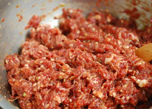 牛肉饺子馅怎么做好吃（牛肉馅儿怎么调）-5