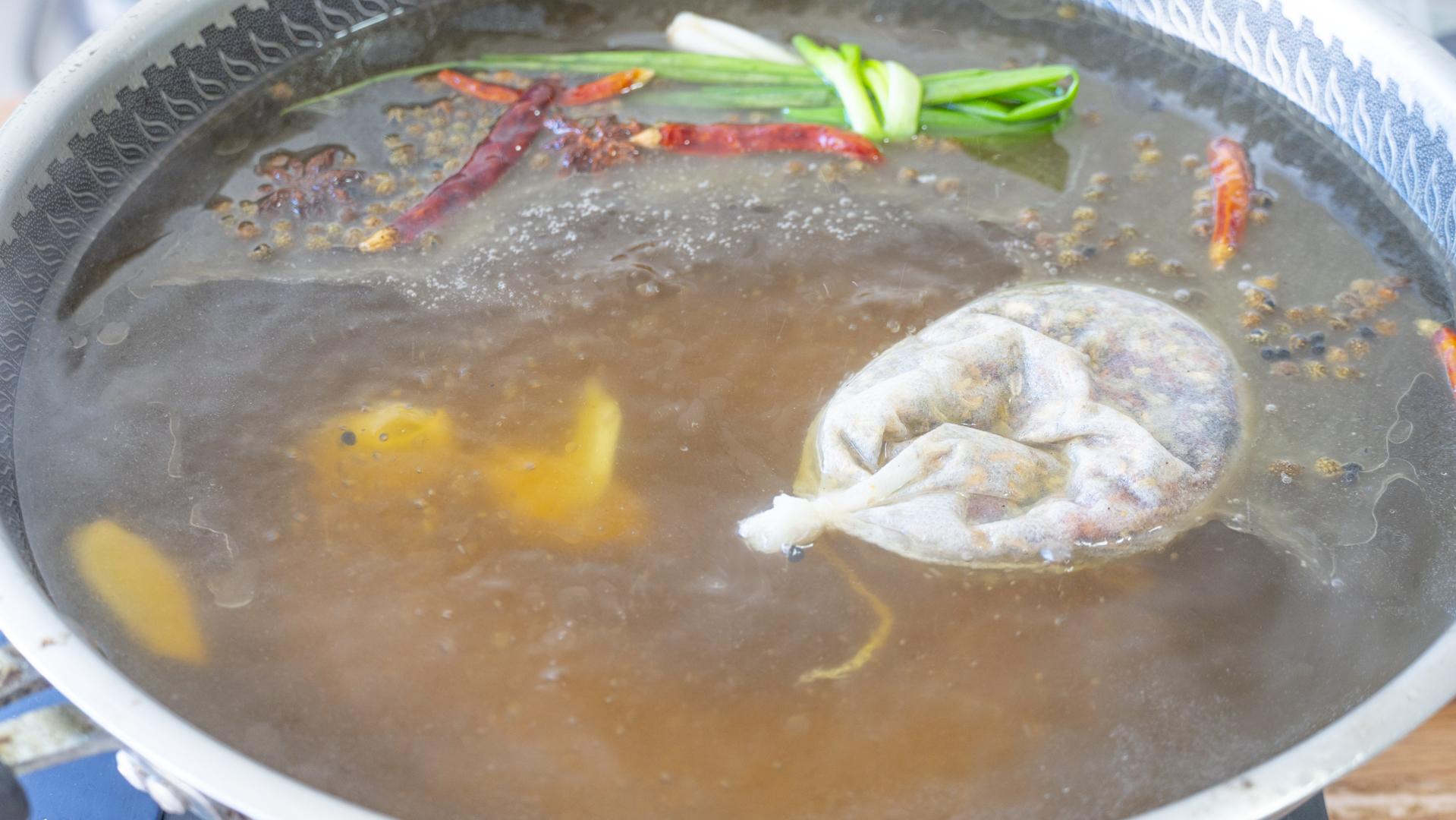 五香牛肉的做法最正宗的做法（五香牛肉怎么腌制方法）-8