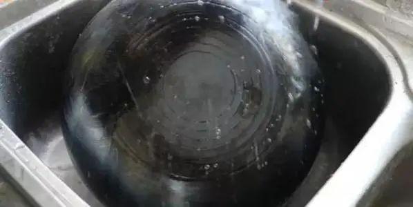家用平底锅如何清洗（不粘锅内有污垢怎么去除）-3