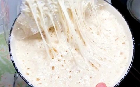 酵母怎么发面又松又软_鲜酵母怎样使用做馒头