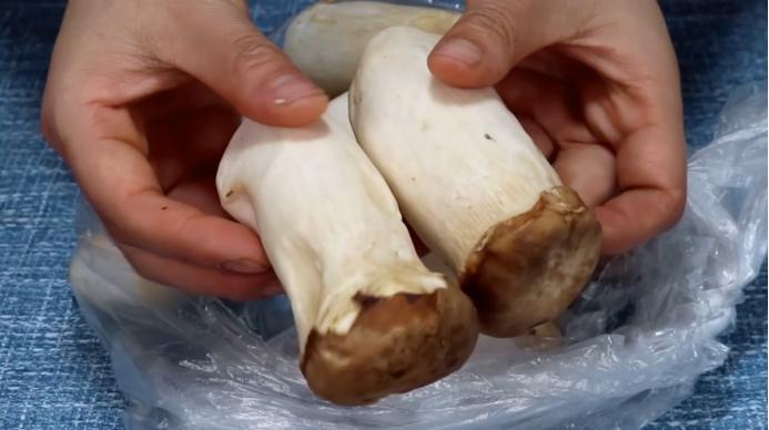 凉拌杏鲍菇的家常做法（凉拌杏鲍菇蒸多久可以熟）-1