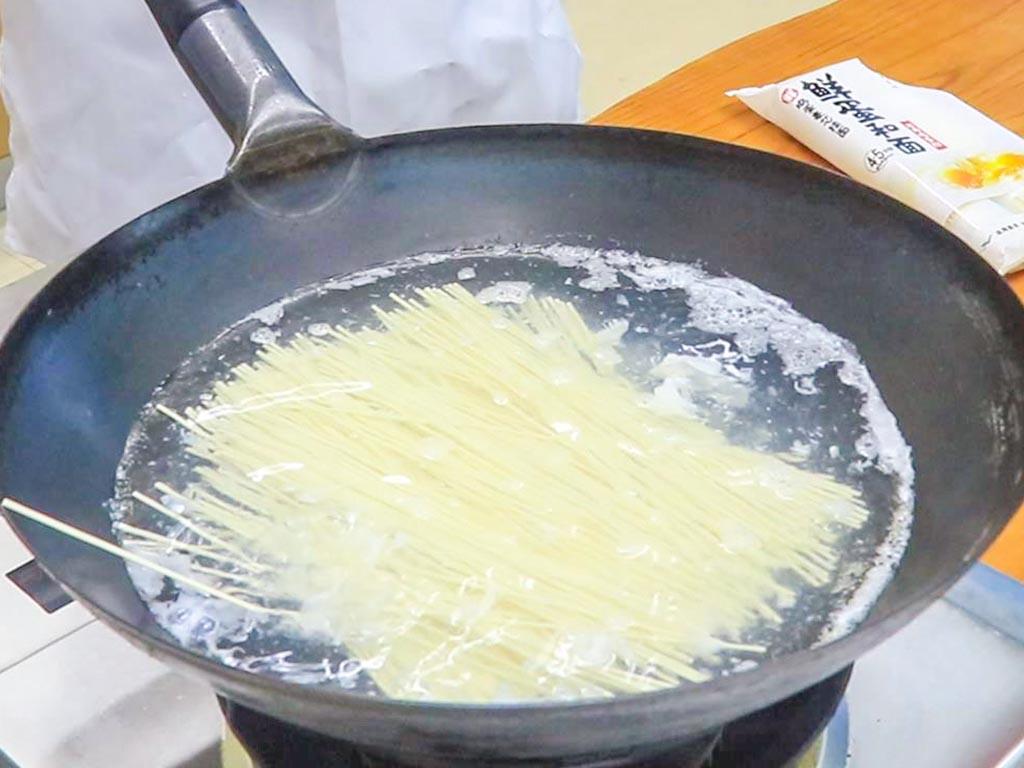 面条的制作方法以及配方（在家如何自制面条）-3