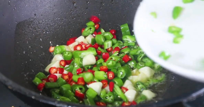 炒鸡肉怎样炒更好吃（鸡肉应该怎么炒好吃）-5