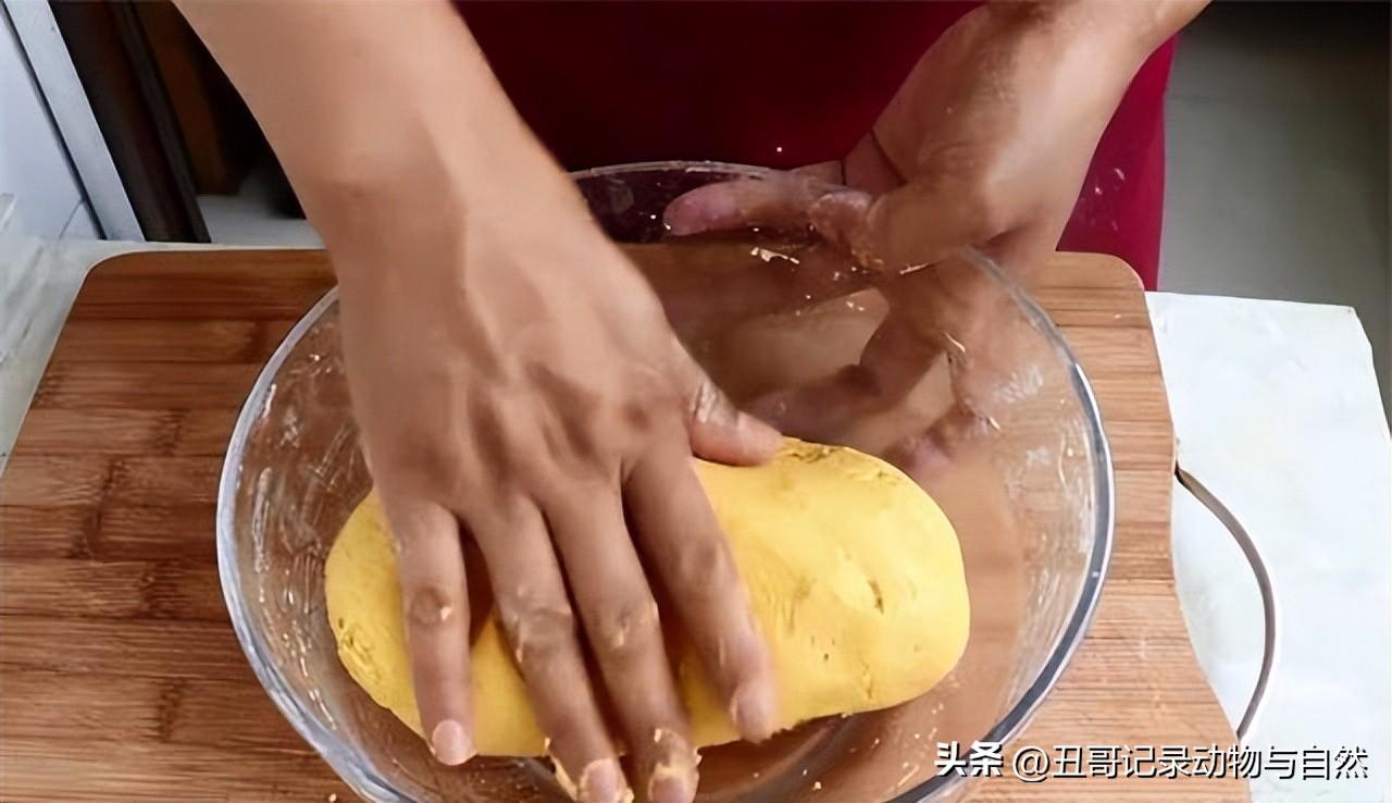 南瓜饼要怎么做才可以 面粉南瓜饼的做法大全-4
