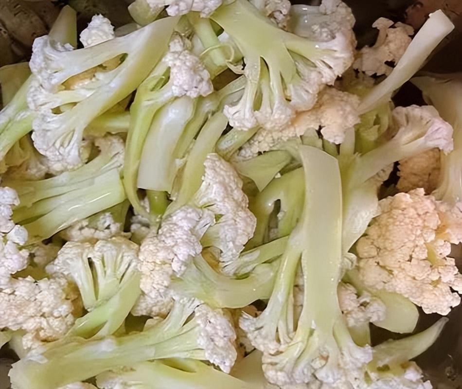 菜花怎么炒好吃家常做法（炒菜花需要焯水吗）-5