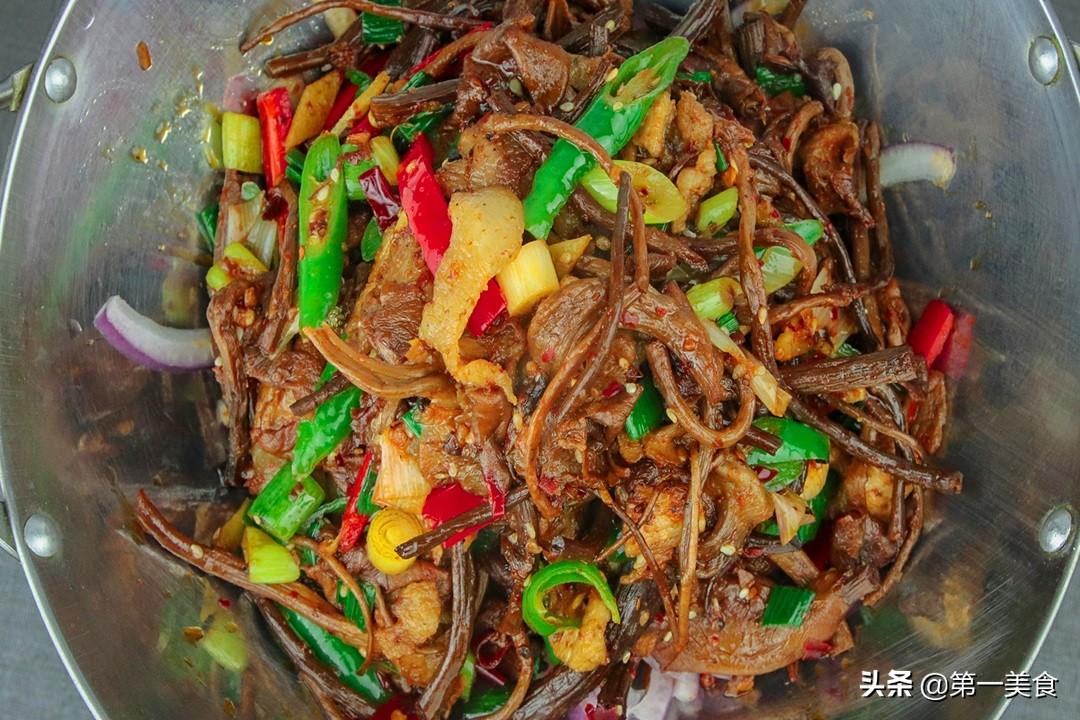干锅茶树菇的家常吃法（饭店干锅茶树菇的做法）-2